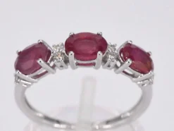 Bague en or blanc avec diamants et rubis