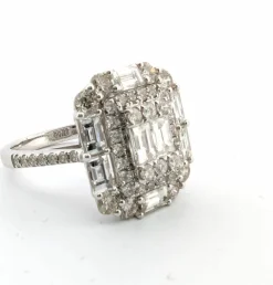 Bague en or blanc avec diamants baguette et brillant