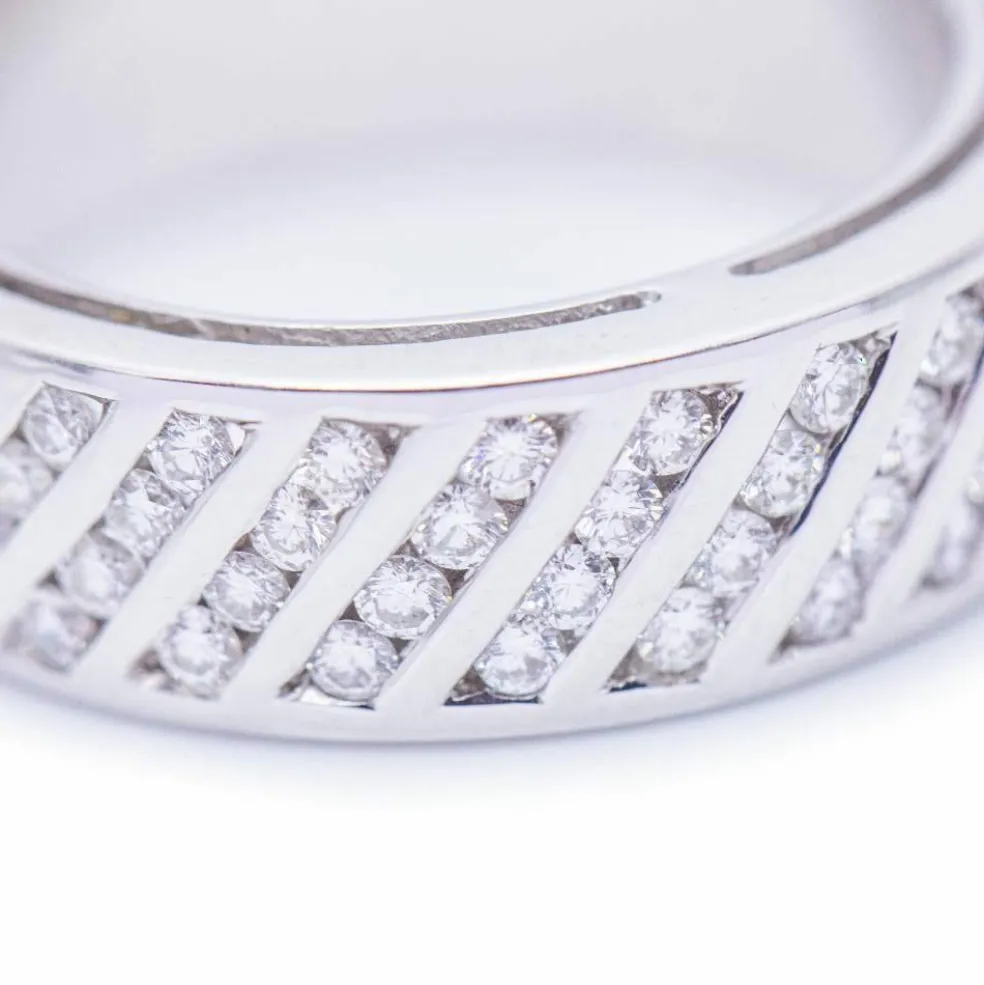 Bague en or blanc avec diamants