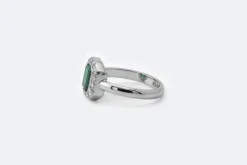 Bague en or blanc avec diamants et émeraude