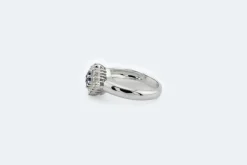 Bague en or blanc avec diamants et saphir