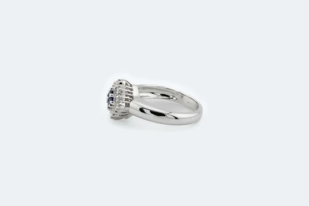 Bague en or blanc avec diamants et saphir