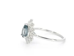 Bague en or blanc avec diamants et topaze