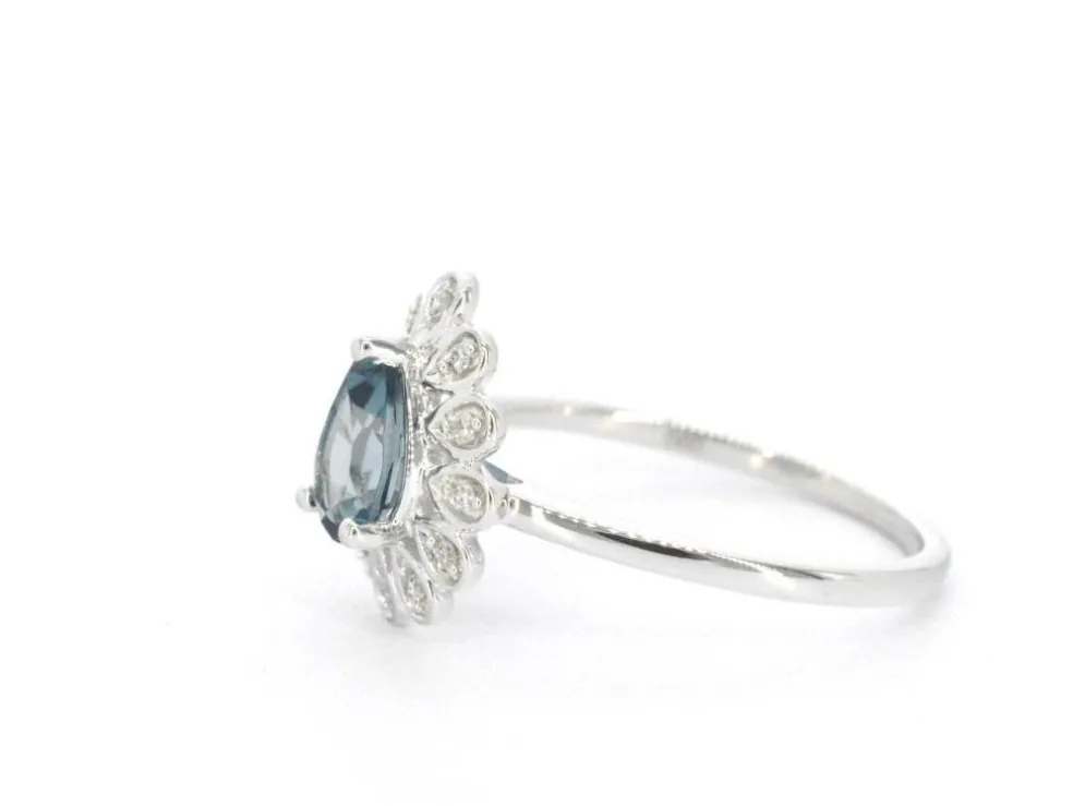 Bague en or blanc avec diamants et topaze
