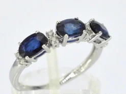 Bague en or blanc avec diamants et saphir