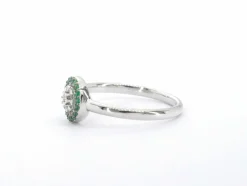 Bague en or blanc avec diamants et émeraudes