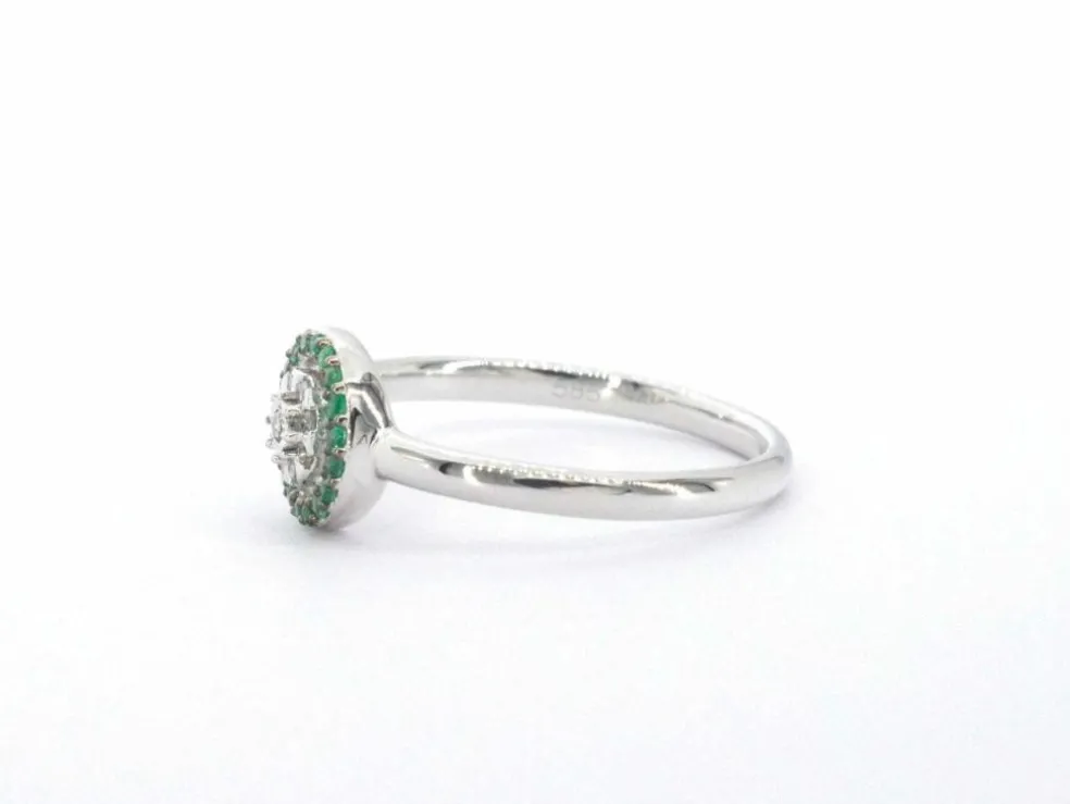 Bague en or blanc avec diamants et émeraudes