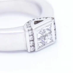 Bague en or blanc avec diamants