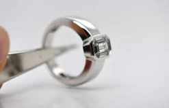 Bague en or blanc avec diamants 1 carat