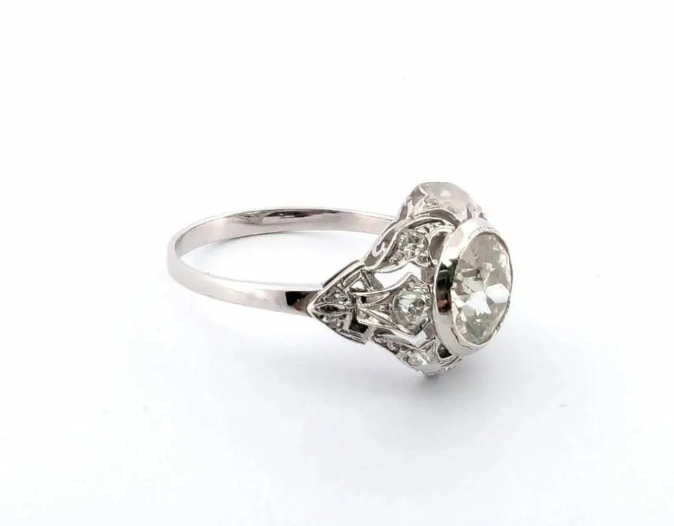 Bague en or blanc avec diamant central et diamants latéraux