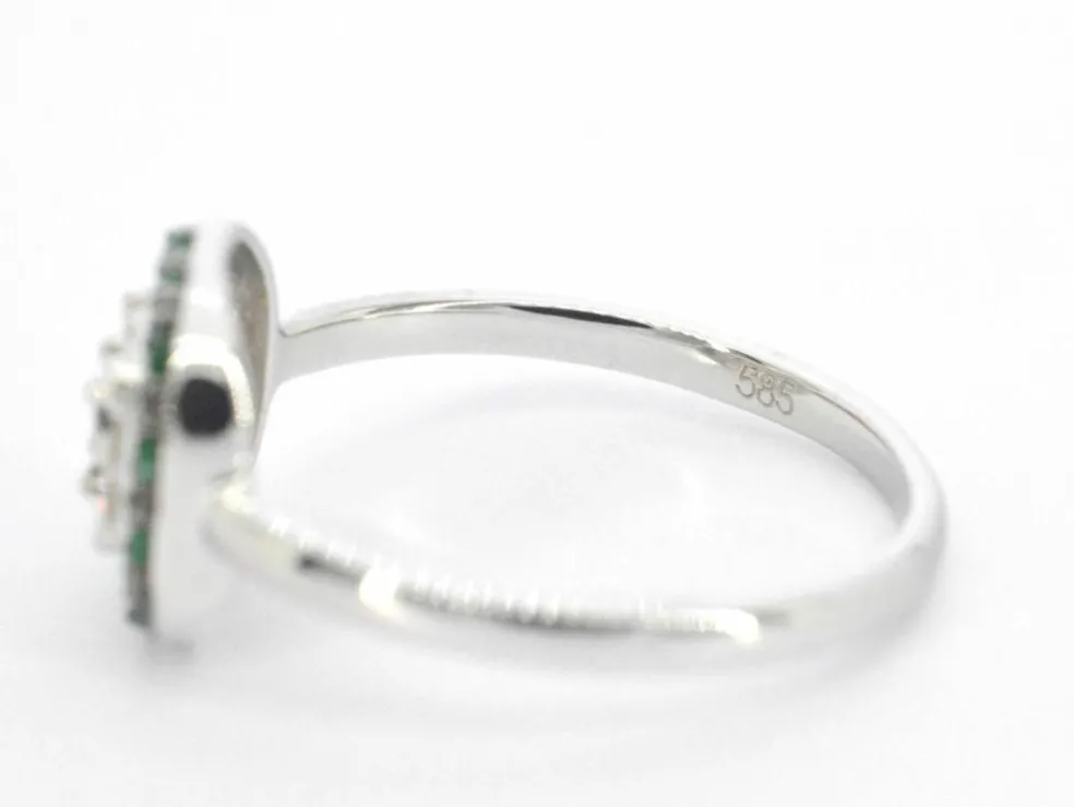 Bague en or blanc avec diamants et émeraude