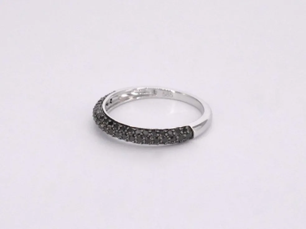 Bague en or blanc avec diamants noirs taille brillant