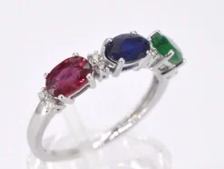 Bague en or blanc avec diamants, saphir, rubis et émeraude