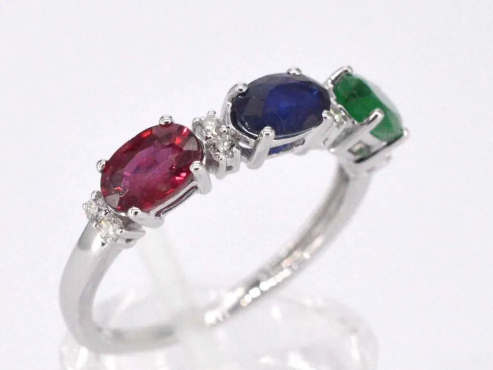 Bague en or blanc avec diamants, saphir, rubis et émeraude