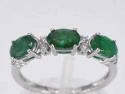 Bague en or blanc avec diamants et émeraude