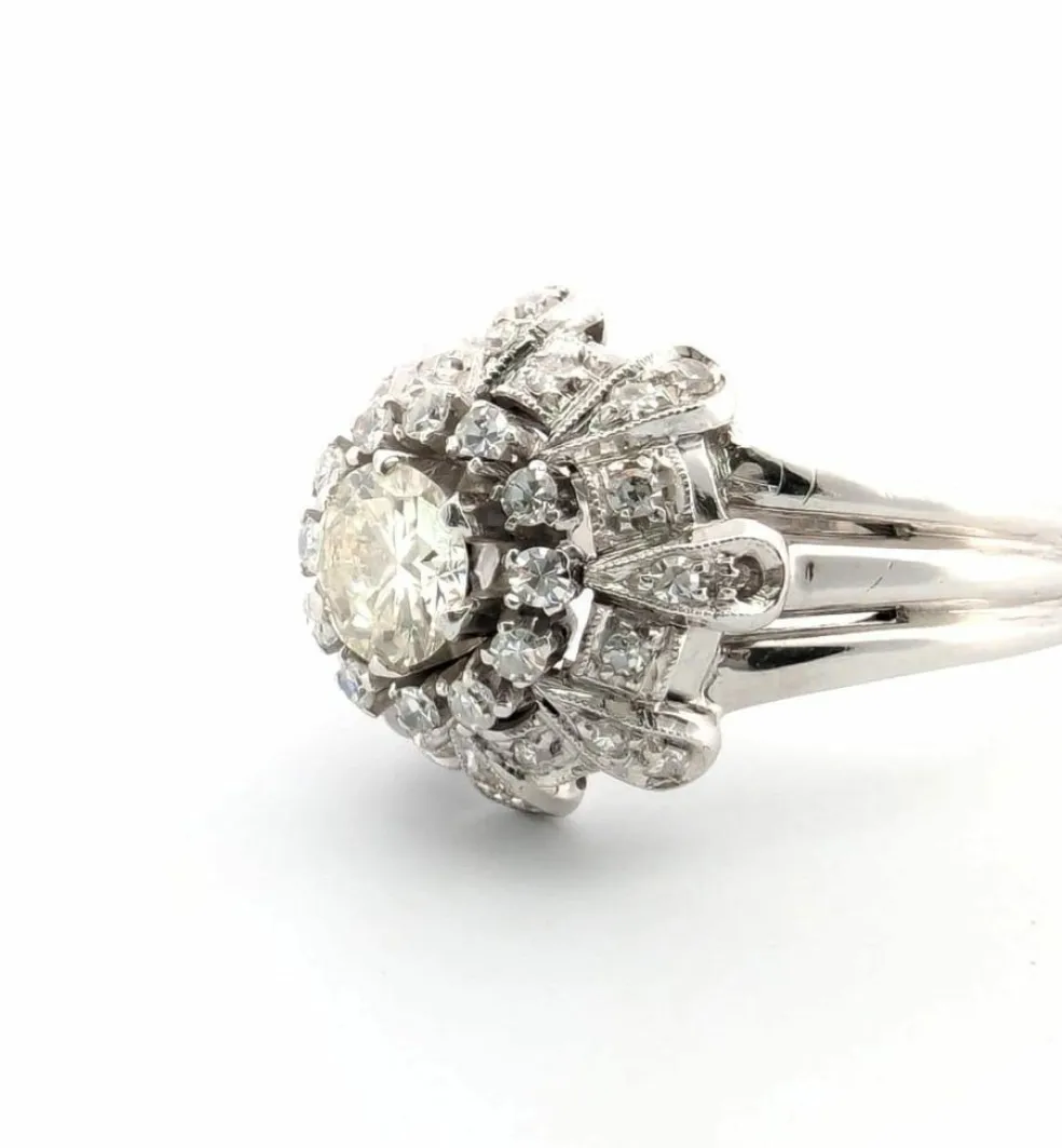Bague en or blanc avec diamant central et diamants latéraux