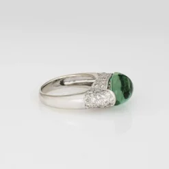 Bague en or blanc avec diamants et tourmaline verte écume de mer