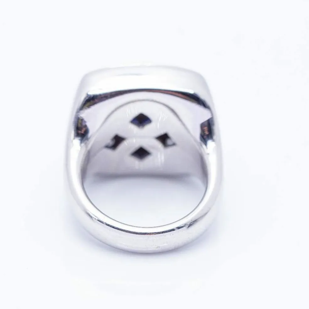 Bague en or blanc avec diamants et saphirs