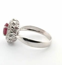 Bague en or blanc avec diamants et rubis central
