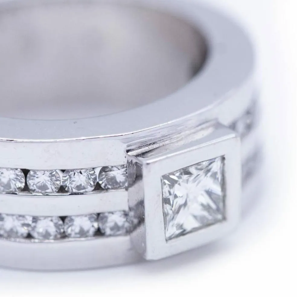 Bague en or blanc avec diamant taille princesse