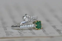 Bague en or blanc avec diamants et émeraude de la vieille mine