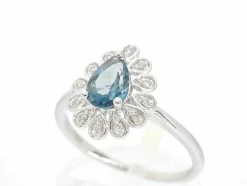 Bague en or blanc avec diamants et topaze