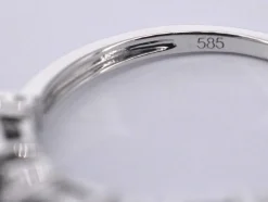 Bague en or blanc avec diamants et saphir