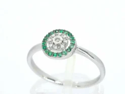 Bague en or blanc avec diamants et émeraudes