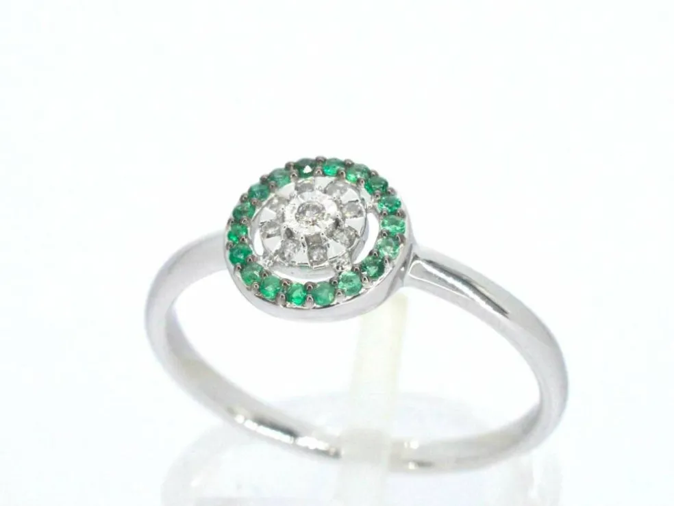 Bague en or blanc avec diamants et émeraudes