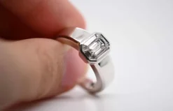 Bague en or blanc avec diamants 1 carat