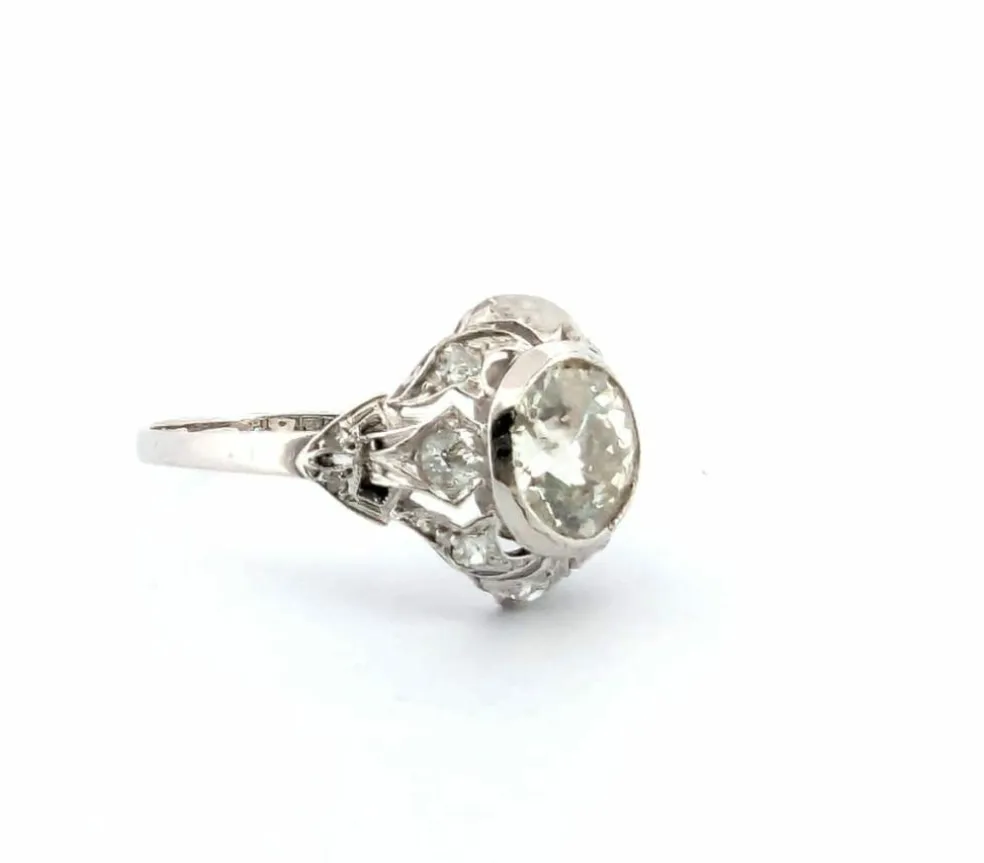 Bague en or blanc avec diamant central et diamants latéraux