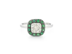 Bague en or blanc avec diamants et émeraude