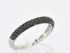 Bague en or blanc avec diamants noirs taille brillant