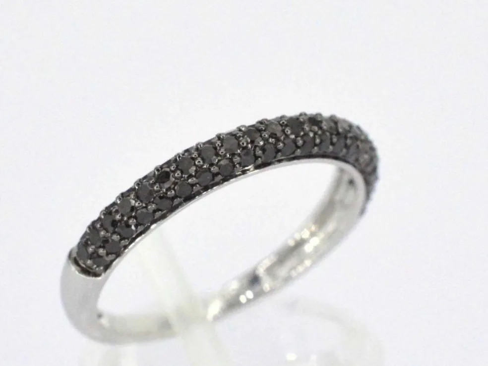 Bague en or blanc avec diamants noirs taille brillant