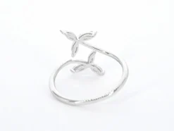 Bague en or blanc avec diamants