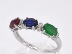 Bague en or blanc avec diamants, saphir, rubis et émeraude