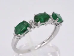 Bague en or blanc avec diamants et émeraude