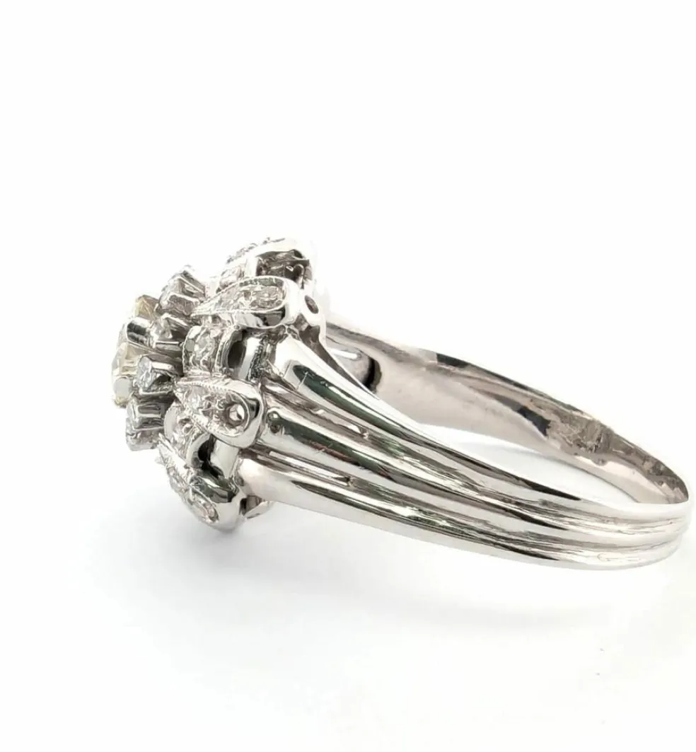 Bague en or blanc avec diamant central et diamants latéraux