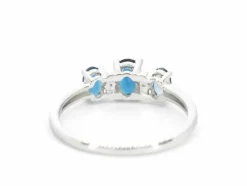 Bague en or blanc avec diamants et topaze