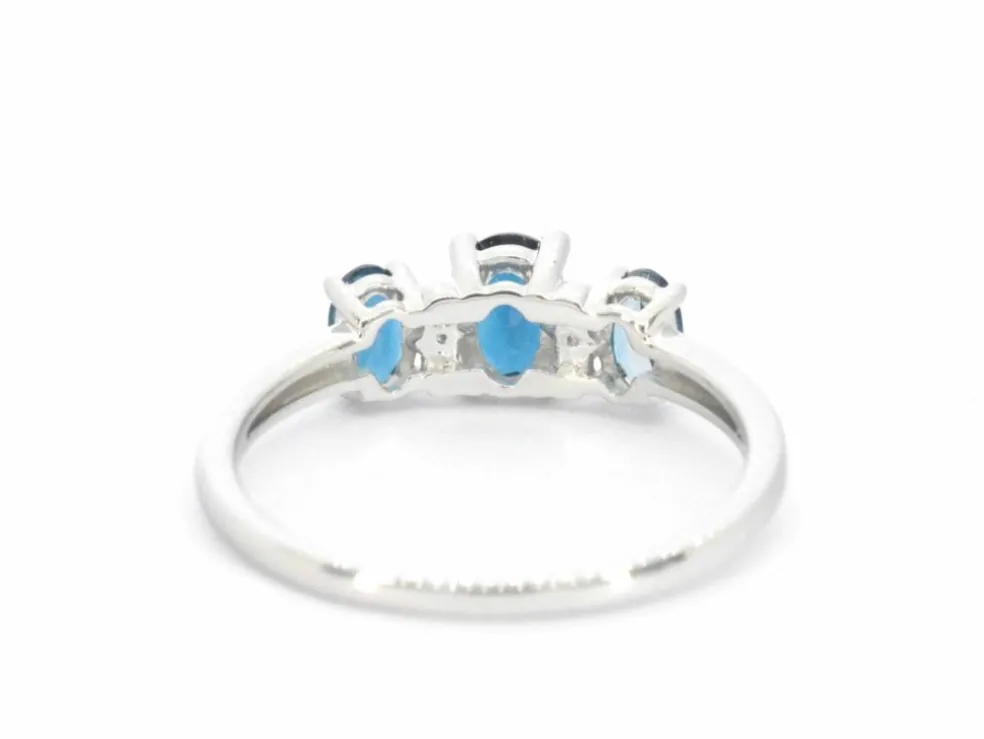 Bague en or blanc avec diamants et topaze