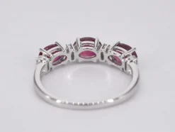 Bague en or blanc avec diamants et rubis