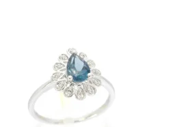 Bague en or blanc avec diamants et topaze