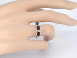 Bague en or blanc avec diamants et saphir