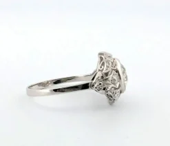 Bague en or blanc avec diamant central et diamants latéraux