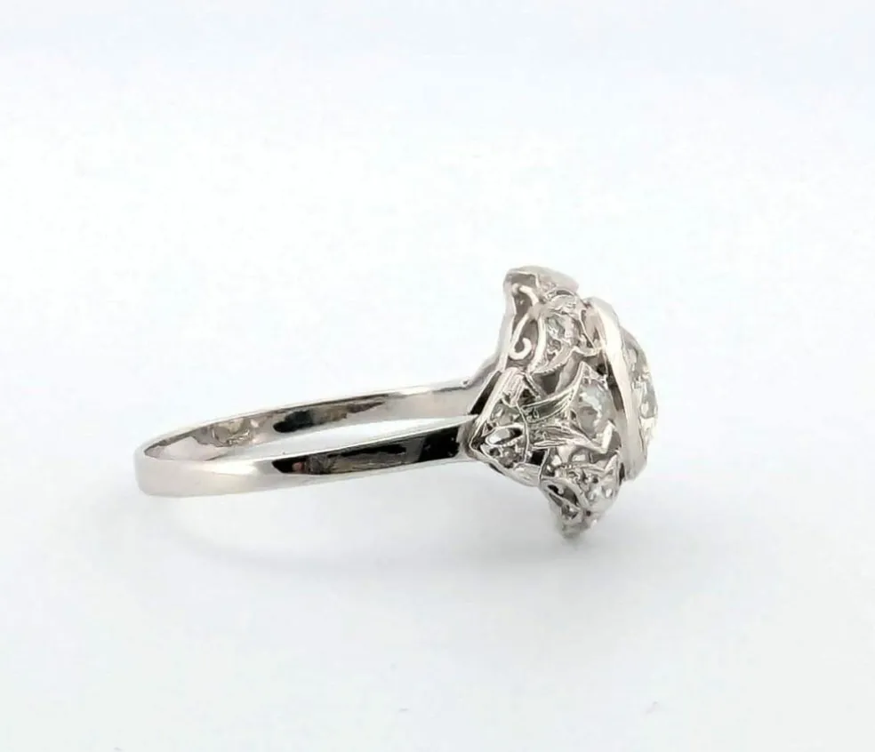 Bague en or blanc avec diamant central et diamants latéraux