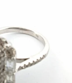 Bague en or blanc avec diamants baguette et brillants