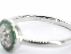 Bague en or blanc avec diamants et émeraudes