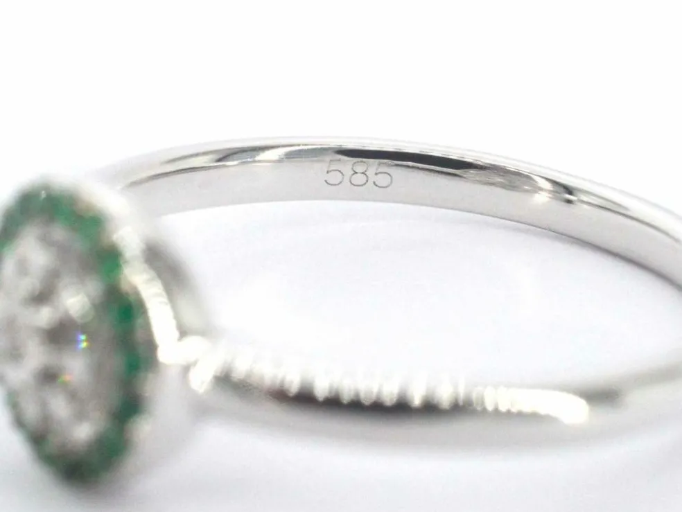 Bague en or blanc avec diamants et émeraudes
