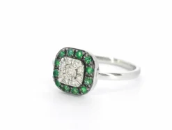 Bague en or blanc avec diamants et émeraude