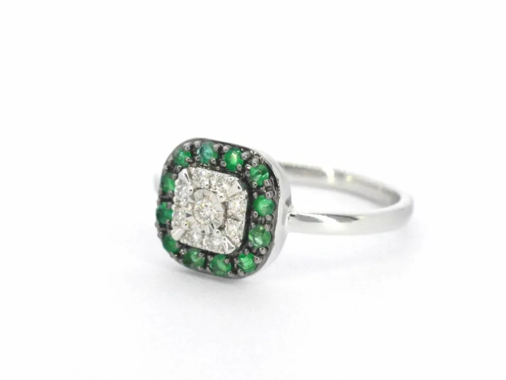 Bague en or blanc avec diamants et émeraude